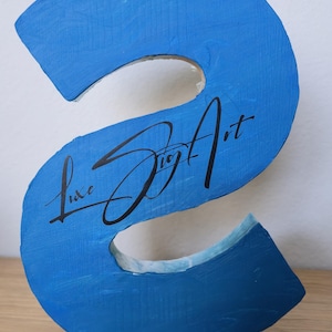 Wolnostojące litery z żywicy oceanicznej z piaskiem kwarcowym w kolorze złotym i muszlami zdjęcie 7