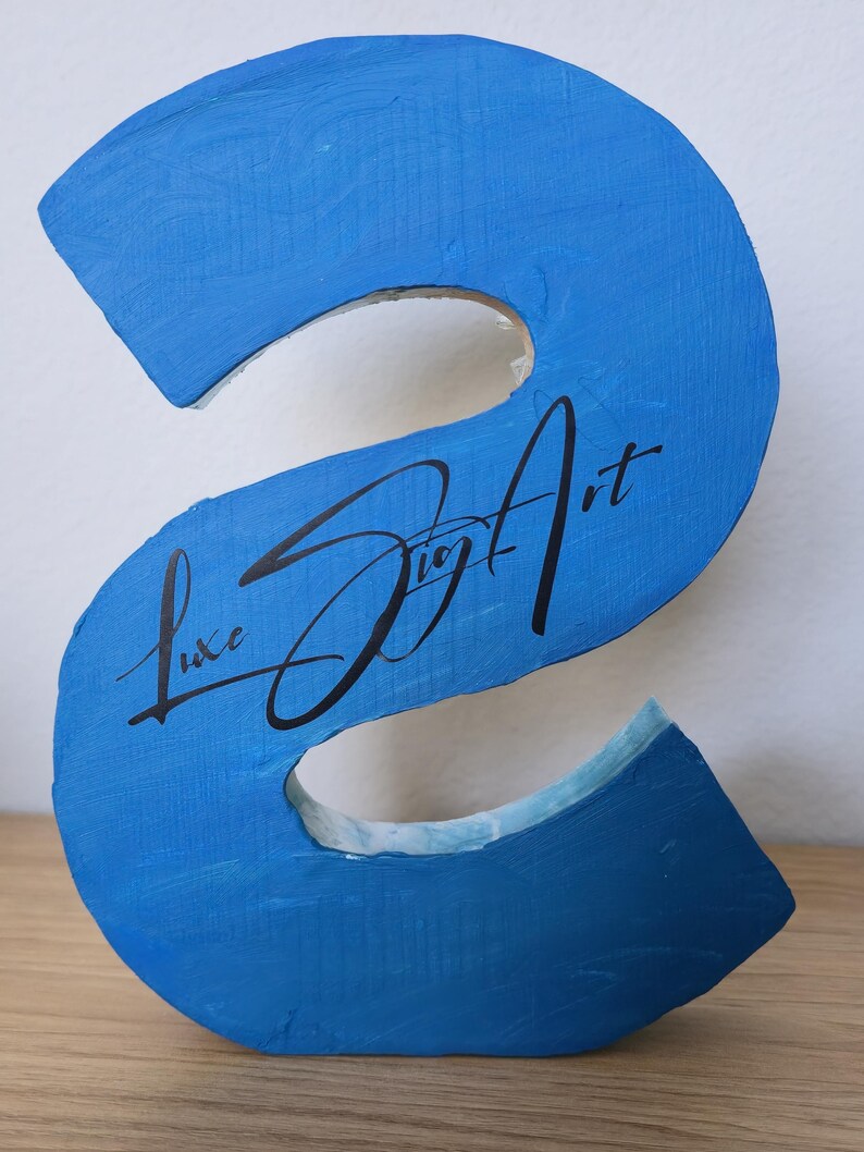 Wolnostojące litery z żywicy oceanicznej z piaskiem kwarcowym w kolorze złotym i muszlami zdjęcie 7