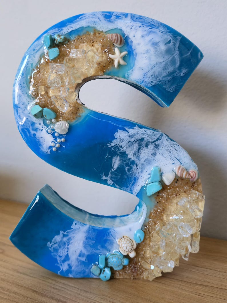 Wolnostojące litery z żywicy oceanicznej z piaskiem kwarcowym w kolorze złotym i muszlami zdjęcie 6