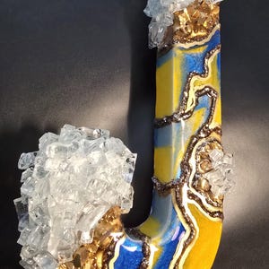 Letra de resina de madera, color azul real, cobre y dorado, inicial de geoda audaz e independiente, pieza destacada para estantería, decoración cálida y masculina para habitación infantil. imagen 8