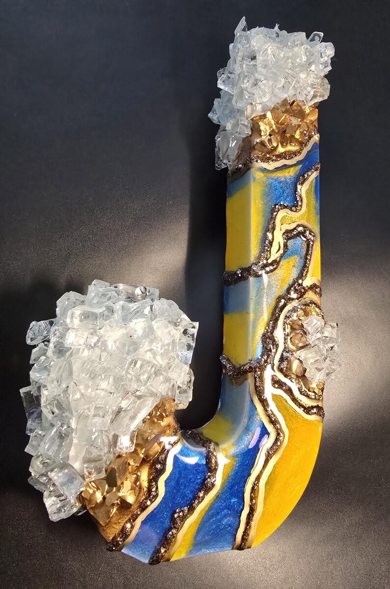 Letra de resina de madera, color azul real, cobre y dorado, inicial de geoda audaz e independiente, pieza destacada para estantería, decoración cálida y masculina para habitación infantil. imagen 8