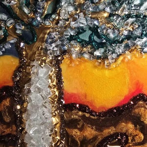 K&ouml;nnte beinhalten: Abstrakte Kunst mit strukturierter Oberfl&auml;che, die eine baumartige Form darstellt. Sie verwendet Gold-, Braun- und Gr&uuml;nt&ouml;ne mit klaren, fragmentierten Glasst&uuml;cken. Der Hintergrund wechselt von Gelb zu Rot.