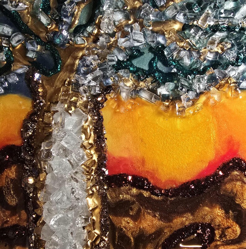 K&ouml;nnte beinhalten: Abstrakte Kunst mit strukturierter Oberfl&auml;che, die eine baumartige Form darstellt. Sie verwendet Gold-, Braun- und Gr&uuml;nt&ouml;ne mit klaren, fragmentierten Glasst&uuml;cken. Der Hintergrund wechselt von Gelb zu Rot.