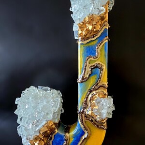 Letra de resina de madera, color azul real, cobre y dorado, inicial de geoda audaz e independiente, pieza destacada para estantería, decoración cálida y masculina para habitación infantil. J