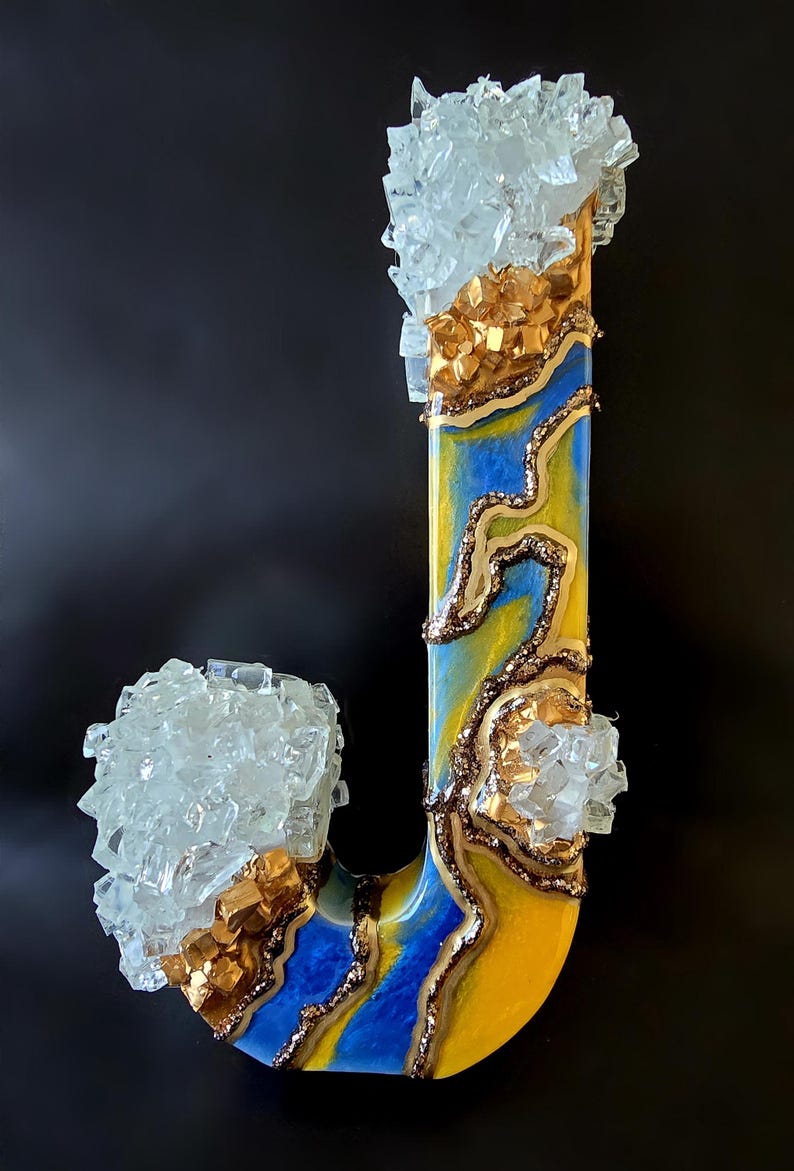 Letra de resina de madera, color azul real, cobre y dorado, inicial de geoda audaz e independiente, pieza destacada para estantería, decoración cálida y masculina para habitación infantil. J