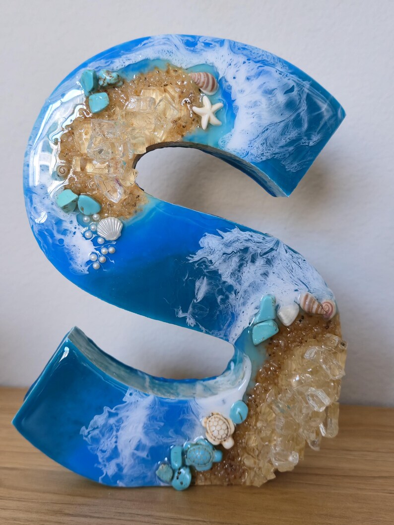 Wolnostojące litery z żywicy oceanicznej z piaskiem kwarcowym w kolorze złotym i muszlami zdjęcie 13