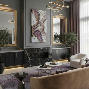 Może przedstawiać: Nowoczesny salon z szarą kolorystyką. Pok&oacute;j posiada brązową sofę, wzorzysty dywan i kominek z czarną marmurową obudową. Lustra w złotych ramach i dekoracyjne oświetlenie dodają elegancji.