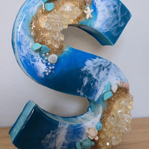 Wolnostojące litery z żywicy oceanicznej z piaskiem kwarcowym w kolorze złotym i muszlami zdjęcie 20