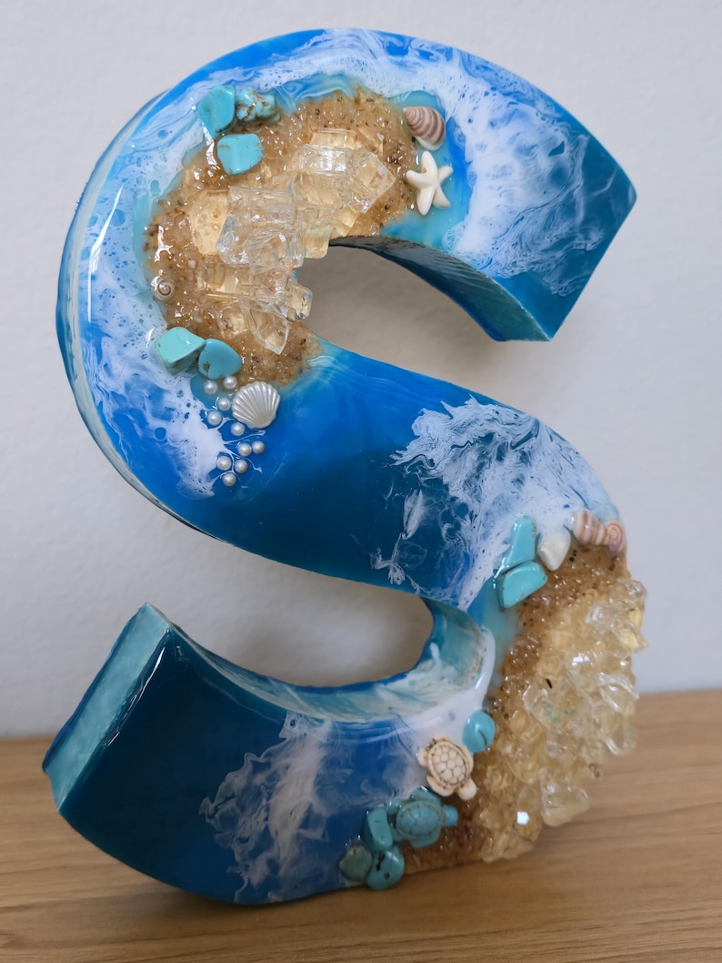 Wolnostojące litery z żywicy oceanicznej z piaskiem kwarcowym w kolorze złotym i muszlami zdjęcie 20