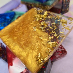 Conjunto de 4 porta-copos com glitter e suporte, porta-copos artísticos em resina em diversas cores, decoração de mesa, acessórios de luxo para carrinho de bar, vários formatos e cores. imagem 1