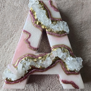 Letras de madeira em geodo de quartzo rosa, iniciais independentes de 7,6 cm de espessura, decoração de penteadeira dourada e rosa, presente de casamento personalizado, arte em cristal 3D