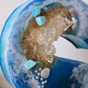 Wolnostojące litery z żywicy oceanicznej z piaskiem kwarcowym w kolorze złotym i muszlami zdjęcie 12