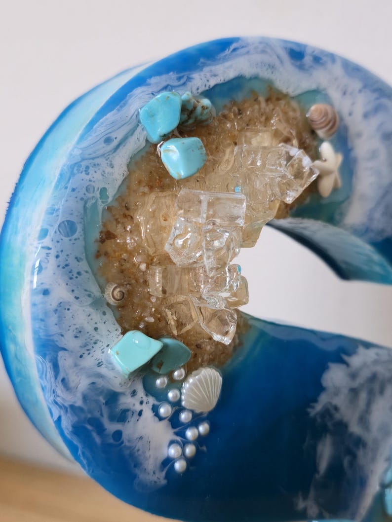 Wolnostojące litery z żywicy oceanicznej z piaskiem kwarcowym w kolorze złotym i muszlami zdjęcie 12