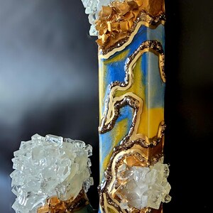 Letra de resina de madera, color azul real, cobre y dorado, inicial de geoda audaz e independiente, pieza destacada para estantería, decoración cálida y masculina para habitación infantil. imagen 5