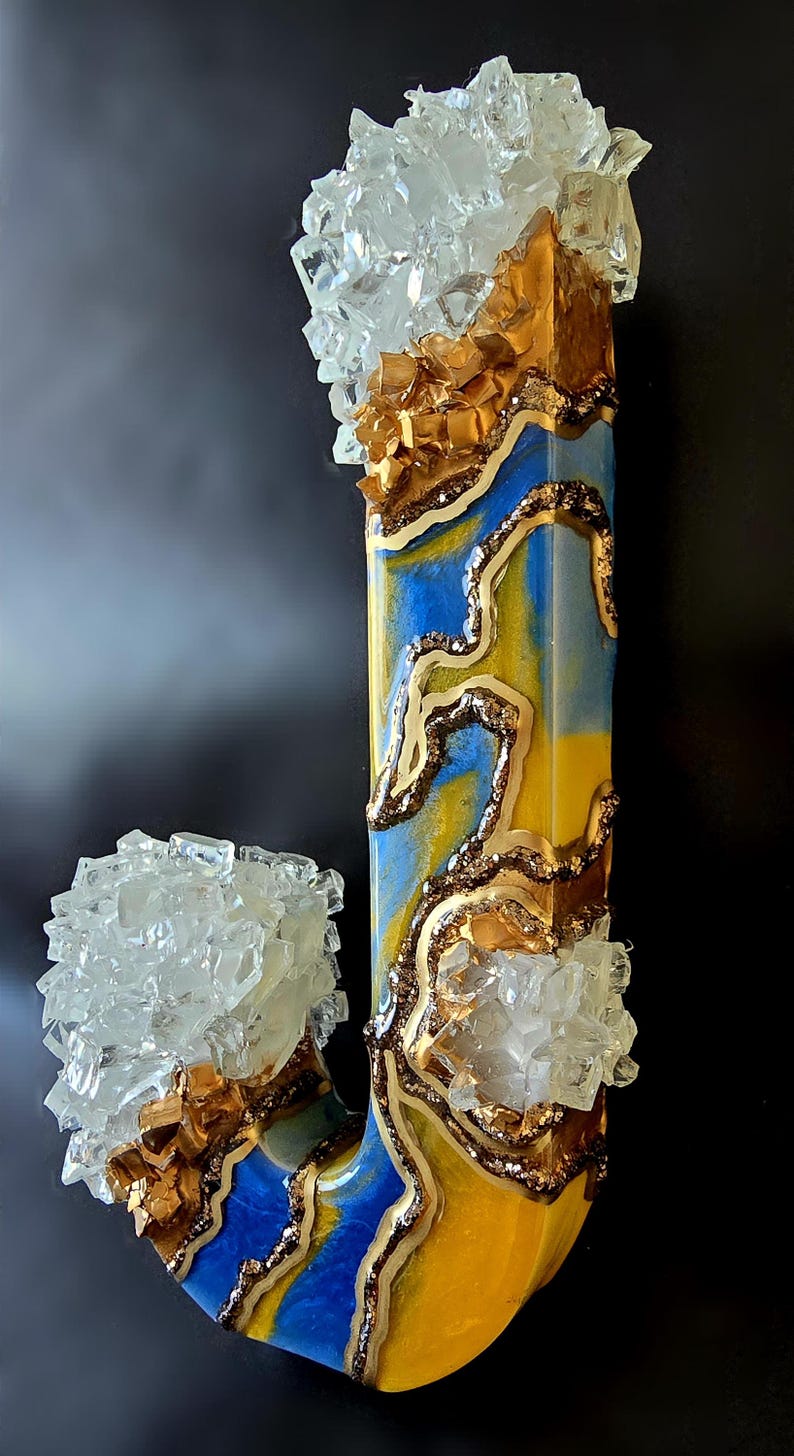 Letra de resina de madera, color azul real, cobre y dorado, inicial de geoda audaz e independiente, pieza destacada para estantería, decoración cálida y masculina para habitación infantil. imagen 5