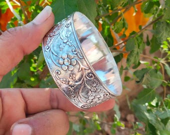 Pulsera tipo brazalete floral de plata esterlina hecha a mano, brazalete artesanal oxidado.