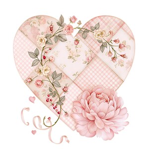 Op de afbeelding: Een hartvormig patchworkontwerp met lichtroze bloemen- en ruitpatronen. Een rank met kleine roze roosjes, groene bladeren en rode bessen loopt over het hart, met een grote, gelaagde roze pioenroos aan de rechteronderkant.