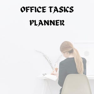 Könnte beinhalten: Eine Person sitzt an einem weißen Schreibtisch und schreibt in ein Notizbuch. Der Text "OFFICE TASKS PLANNER" ist in schwarzer, stilisierter Schrift dargestellt. Die Szene spielt sich vor einem weißen Hintergrund ab, mit minimalistischer Ästhetik.