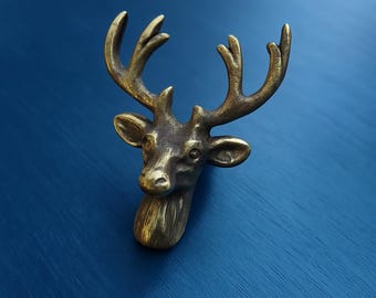 Rustikaler Hirschkopf Knauf aus Messing - handgefertigter Vintage Schubladenknauf für Schränke und Möbel