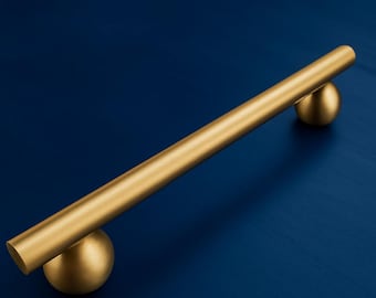 Spherra Kökshandtag – Moderna Mässingshandtag & Matchande Knopp – Handgjorda Möbelbeslag