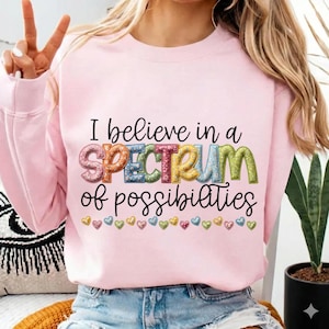 Puede incluir: Un juego de tres tazas de cerámica con un acabado mate moteado. Las tazas son de color crema, gris claro y gris oscuro. Cada taza tiene un diseño simple y minimalista y un asa redondeada.