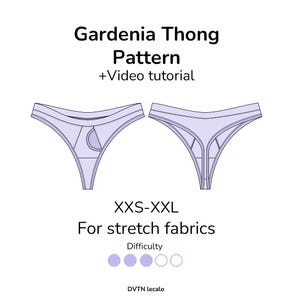 Op de afbeelding: Een lichtpaars stringpatroon met de tekst "Gardenia Thong Pattern + Video tutorial". Het patroon is verkrijgbaar in de maten XXS-XXL en is ontworpen voor stretchstoffen. De moeilijkheidsgraad wordt aangegeven met paarse cirkels.