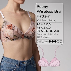 Puede incluir: Un patrón de sujetador sin aros Peony con tutorial en vídeo, con estampado floral rosa y volantes. El texto enumera las tallas 70 A,B,C,D, 75 A,B,C,D, 80 A,B,C, 85 A,B para tejidos elásticos con 10% de elasticidad y dificultad 3 de 5.