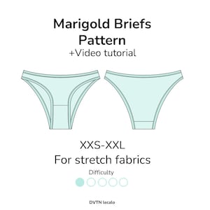 Könnte beinhalten: Eine Zeichnung von zwei hellblauen Slips, mit dem Text "Marigold Briefs Pattern + Video tutorial". Die Slips werden von vorne und hinten gezeigt. Der Text "XXS-XXL For stretch fabrics" ist ebenfalls enthalten, zusammen mit einer Schwierigkeitsbewertung.