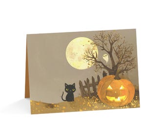Può includere: Biglietto di auguri di Halloween con un gatto nero, una zucca intagliata e una luna piena. L'illustrazione include un albero, una recinzione e un fantasma. Il biglietto ha un esterno marrone e un interno beige.