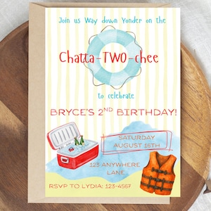 Puede incluir: Invitación de cumpleaños en acuarela con el texto "Chatta-TWO-chee" y "¡2º cumpleaños de Bryce!" con un salvavidas, una nevera y un chaleco salvavidas. La invitación está sobre un fondo crema con rayas amarillas.