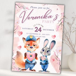 Puede incluir: Tarjeta de invitaci&oacute;n rosa con ilustraciones de Nick Wilde y Judy Hopps de Zootopia. La tarjeta incluye el texto "Please join us for Veronika's Party" y detalles del evento.