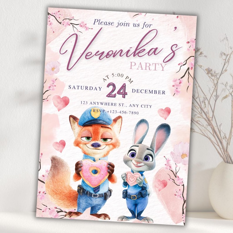 Puede incluir: Tarjeta de invitaci&oacute;n rosa con ilustraciones de Nick Wilde y Judy Hopps de Zootopia. La tarjeta incluye el texto "Please join us for Veronika's Party" y detalles del evento.