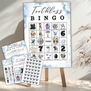 Pode incluir: Um conjunto de jogo de bingo Toothless com um grande tabuleiro com ilustrações em aguarela de dragões e personagens, acompanhado por cartões de instruções e folhas de chamada. O tabuleiro exibe uma grelha com ícones, texto e espaço.