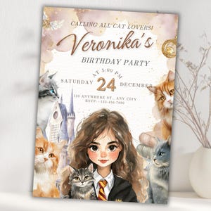 Puede incluir: Una invitación de cumpleaños con una ilustración en acuarela de una niña y varios gatos. El texto de la invitación dice "Calling All Cat Lovers! Veronika's Birthday Party" con la fecha y la hora. Un castillo está en el fondo.