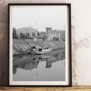 Fotografia Vintage Bianco e Nero di Barche in Acqua di Mare Immagine Panoramica Artistica Naturale Paesaggio Retro per Decorare la Stanza