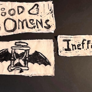Good Omens Obeskrivliga Vingade Timglaslappar för Ryggsäckar, Väskor