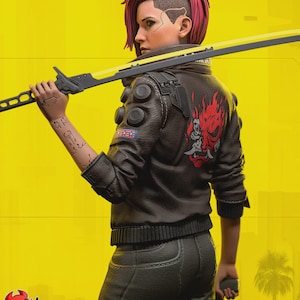 Peut inclure: Une figurine aux cheveux roses et une veste noire, tenant une épée jaune et noire. La veste a un motif rouge dans le dos. Le fond est jaune uni. La figurine porte un pantalon foncé et a un tatouage sur le bras.