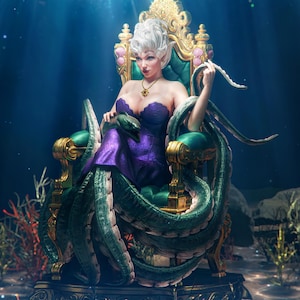 Op de afbeelding: Een vrouw in een paarse jurk zit op een gouden en groene troon, omringd door tentakels. De scène speelt zich onder water af, met lichtstralen. De vrouw heeft wit haar en een gouden ketting.