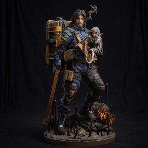 Peut inclure: Figurine détaillée d'un personnage en tenue bleue et noire, portant un bébé en combinaison grise. La figurine a un grand sac à dos jaune et une longue arme dorée. La base est un terrain sombre et rocheux avec des accents orange.