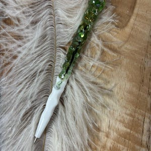 Handgemachter Resin-Stift – Grün, Weiß & Schimmerpartikel (blaue Tinte)