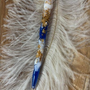 Handgemachter Resin-Stift – Blau, Weiß & Goldflocken (rote Tinte)