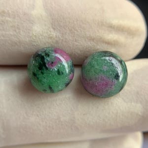 Paar robijnzoisietcabochon: ronde edelstenen van 10 mm