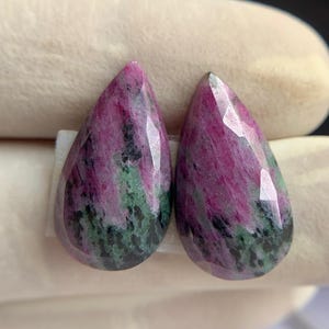 Para kaboszonów z rubinowego zoisytu: kamienie szlachetne w szlifie rozetowym, gruszka, 24 x 12 mm