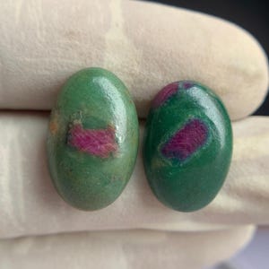 Naturalny rubinowy zoisyt gładki kaboszon, rozmiar 20-21 mm, luźne kamienie szlachetne do wyrobu biżuterii B-1064