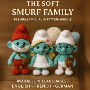 Puede incluir: Imagen de tres personajes de los Pitufos tejidos a crochet. Los Pitufos son azules con gorros blancos y ropa roja, blanca y amarilla. El texto "THE SOFT SMURF FAMILY" y "PREMIUM AMIGURUMI PATTERN BUNDLE" están en la parte superior. El texto "AVAILABLE IN 3 LANGUAGES: ENGLISH - FRENCH - GERMAN" está en la parte inferior.