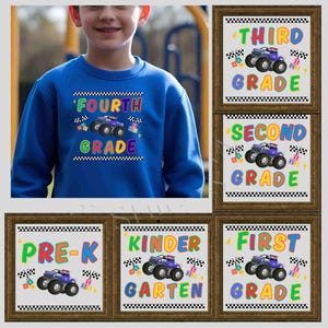 Op de afbeelding: Een blauwe trui met de woorden "FOURTH GRADE" en een monster truck afbeelding. De afbeelding toont ook ingelijste prints voor Pre-K, Kindergarten, First, Second en Third Grade, elk met een monstertruck.