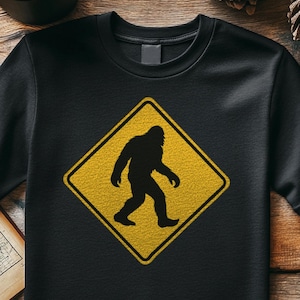 Camiseta divertida de Cryptid Crossing: Pie Grande y Hombre Polilla - Regalo de senderismo