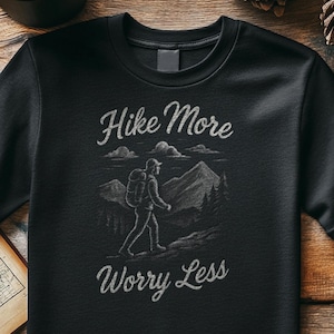 Camiseta &quot;Camina más y preocúpate menos&quot;, camiseta inspiradora para senderismo, camiseta &quot;Vida en el sendero&quot;, camiseta de aventura al aire libre, camiseta gráfica &quot;Happy Hiker&quot;, regalo para amantes de la naturaleza