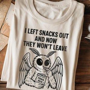 Mothman Sohle meine Snacks T-Shirt Lustige Cryptid Grafik-T-Stück Niedliches Mothman Essen Snacks Outdoor Liebhaber Geschenk Bigfüße UFO Paranormal Geschöpf Shirt