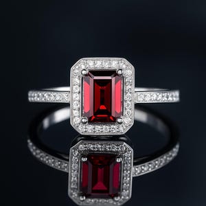 Ring met smaragd geslepen granaat: sterlingzilveren statementring